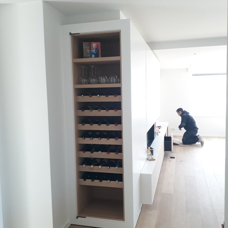 Haardwand; modern; solid surface; corian; eik; wit; mooiste; gashaard; maatwerk; DECA Interieur; Lichtervelde; schrijnwerker; timmerman; aannemer; legbanken; zwevend; indirecte verlichting; wijnkast