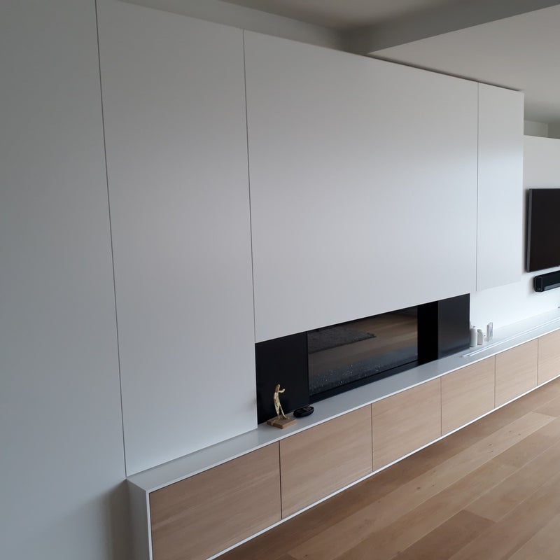 Haardwand; modern; solid surface; corian; eik; wit; mooiste; gashaard; maatwerk; DECA Interieur; Lichtervelde; schrijnwerker; timmerman; aannemer; legbanken; zwevend; indirecte verlichting; wijnkast