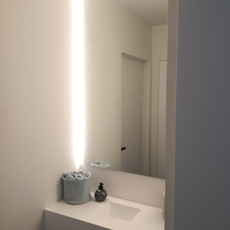 Lavabo; spoelbakje; Handspoelbak; maatwerk; indirecte verlichting; solid surface; spiegel; DECA Interieur; Lichtervelde; Schrijnwerker; badkamer; toilet