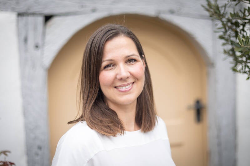 Carolin Froß, ich biete spezialisierte Beratung und EMDR-Therapie in den Bereichen sexuelle Gewalt und Trauma. Weitere Suchbegriffe: sexueller Missbrauch, Depression, Panik, Ängste, Selbstverletzung, Traumapädagogik, Ressourcenarbeit.