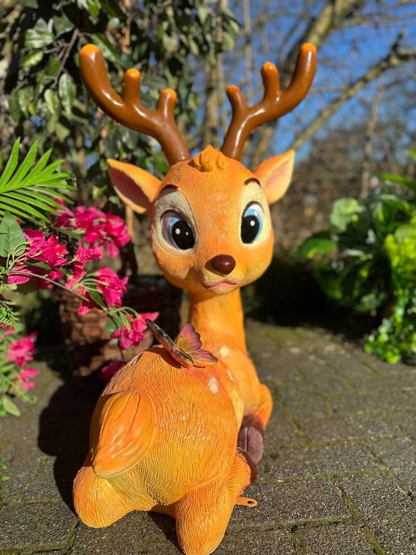 Bambi hertje liggend met vlinder
