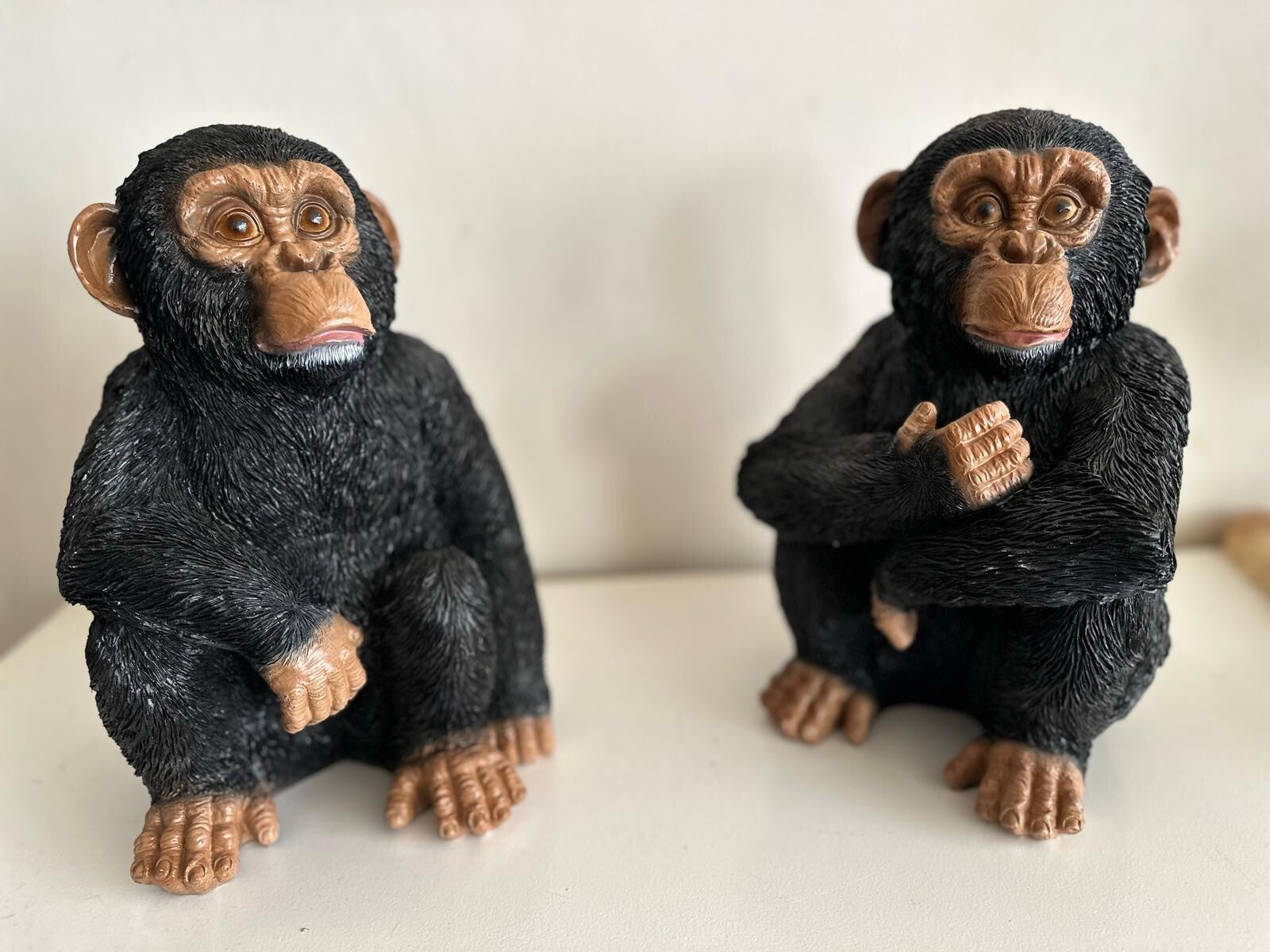 Chimpansee zittend (2 modellen) 30cm