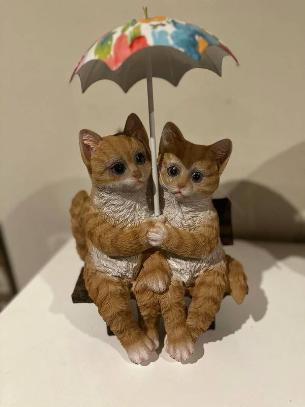Twee leuke poezen samen op bankje (35cm hoog)