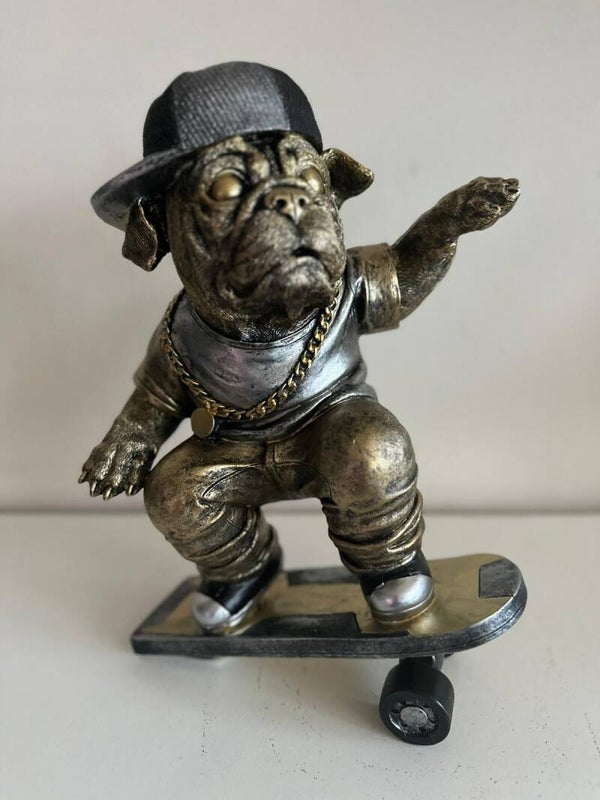 Engelse Buldog op skatebord (35cm Hoog)