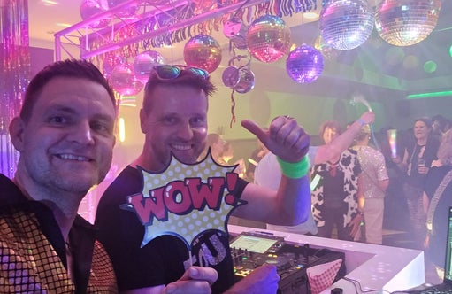 Foute party dj inhuren voor thema feest