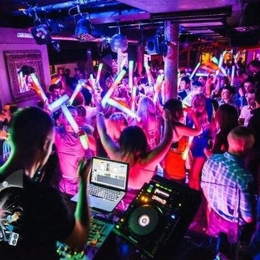 Foute party boeken met dj's voor de beste prijs
