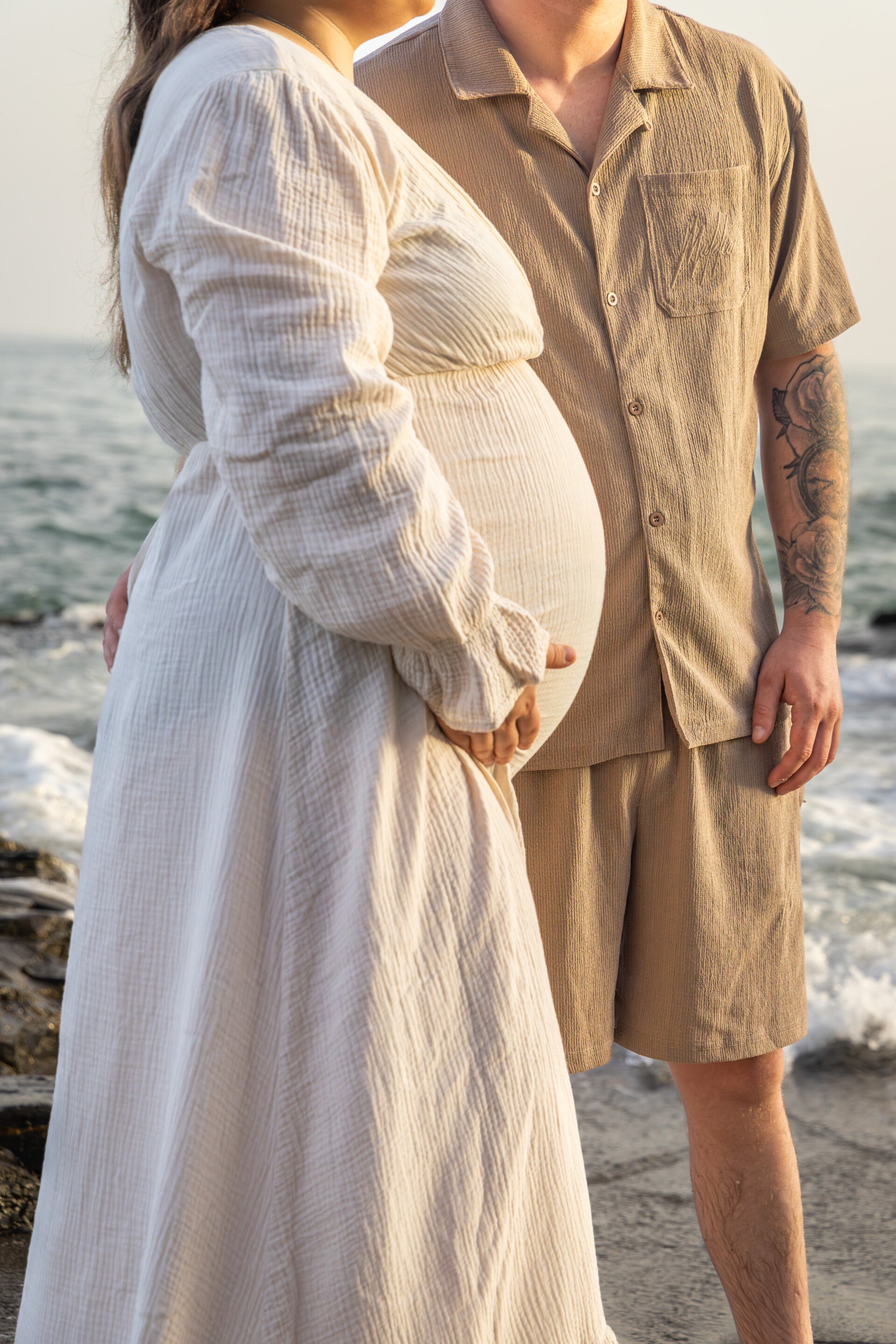 Pregnant woman on the beach during a pregnancy photography session in Benalmadena