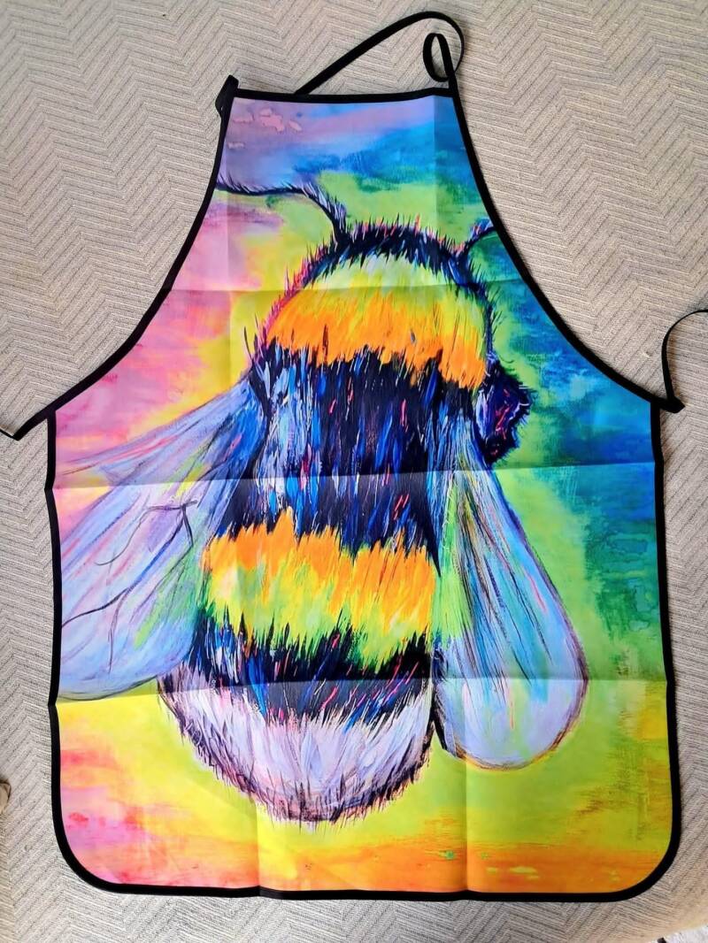Printed apron featuring my original bee artwork! Perfect for Cooking &amp; Crafting.  Size: 60cm x 80cm Price: 20€