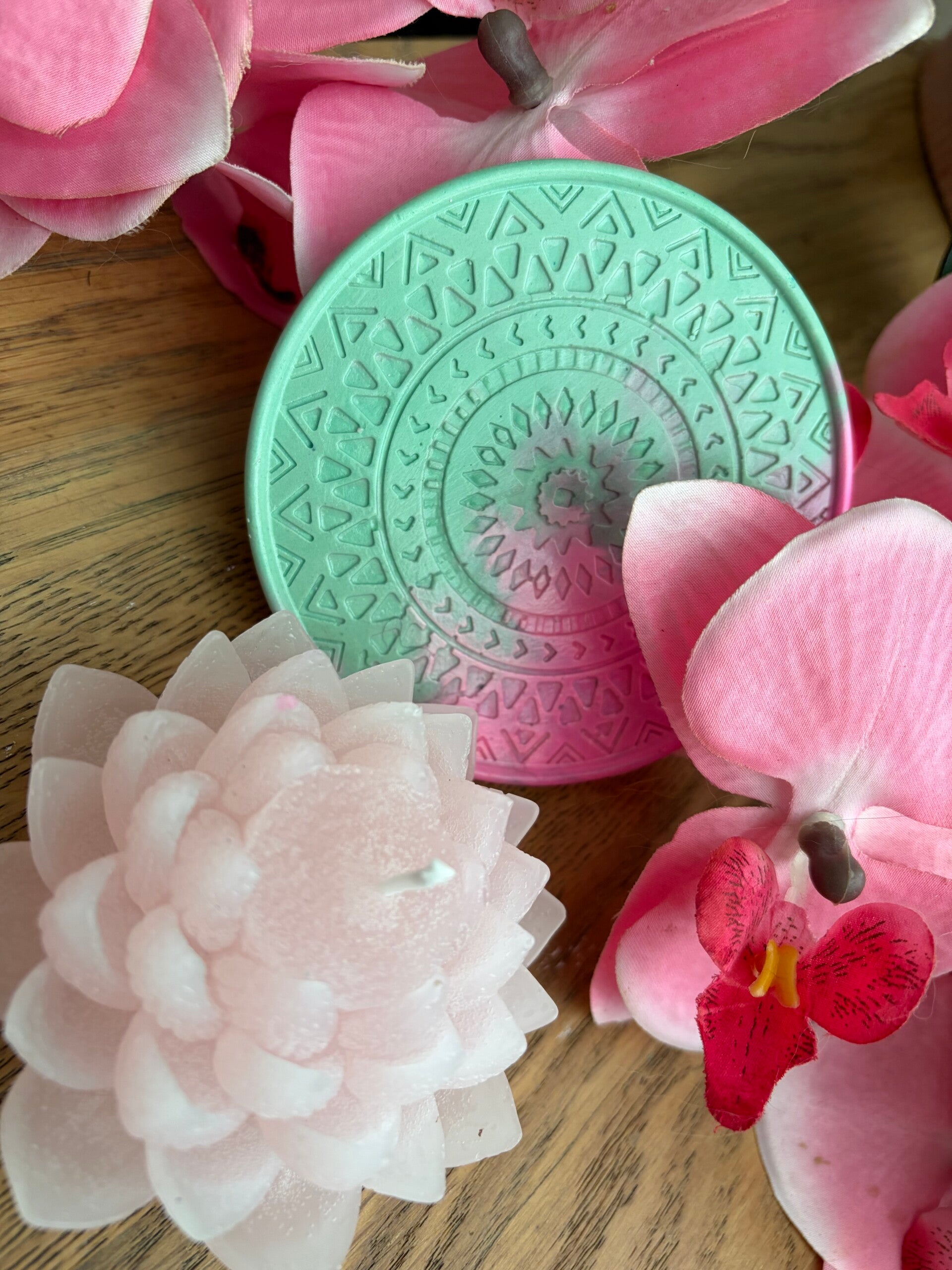 Lotus bloem op schotel