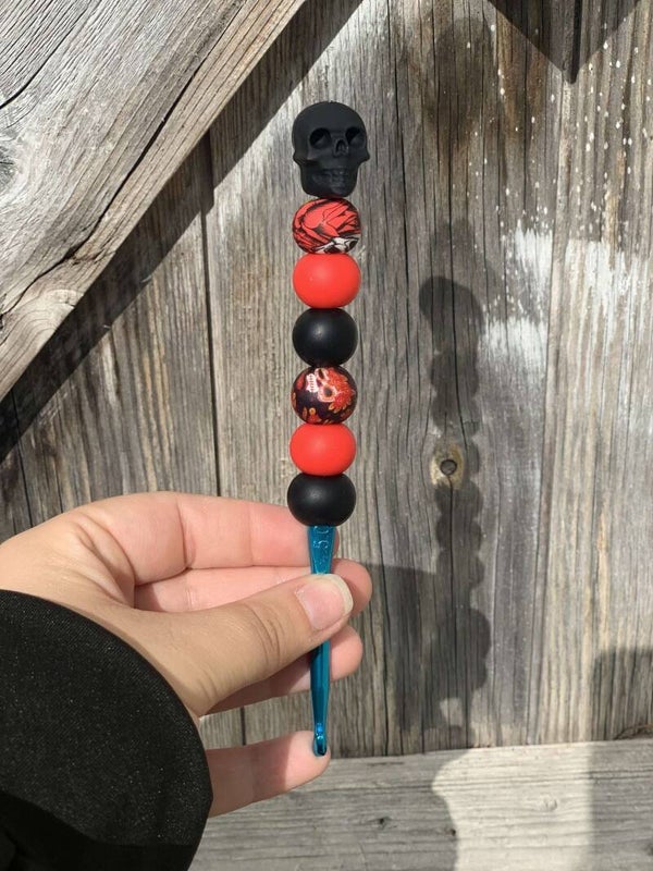 Skull hook