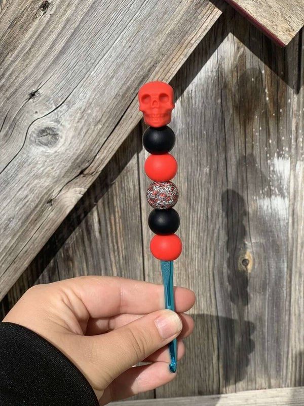 Skull hook