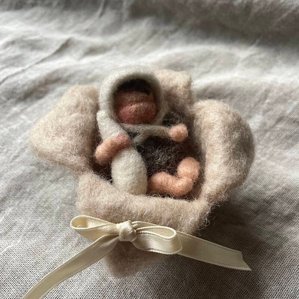 Baby met popje in wiegje