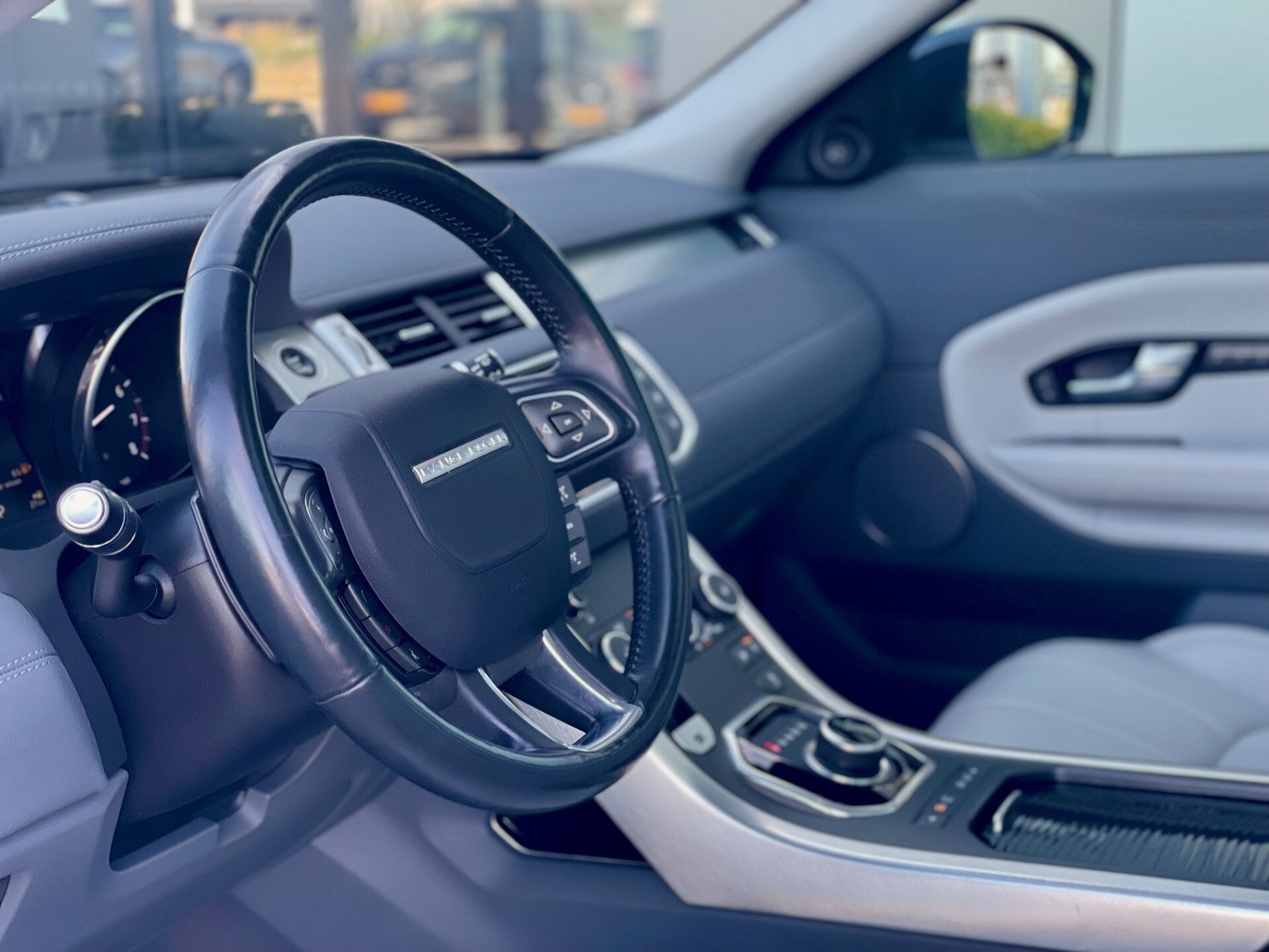 Binnenkant van de lesauto stuur. Linkt naar rijles kosten