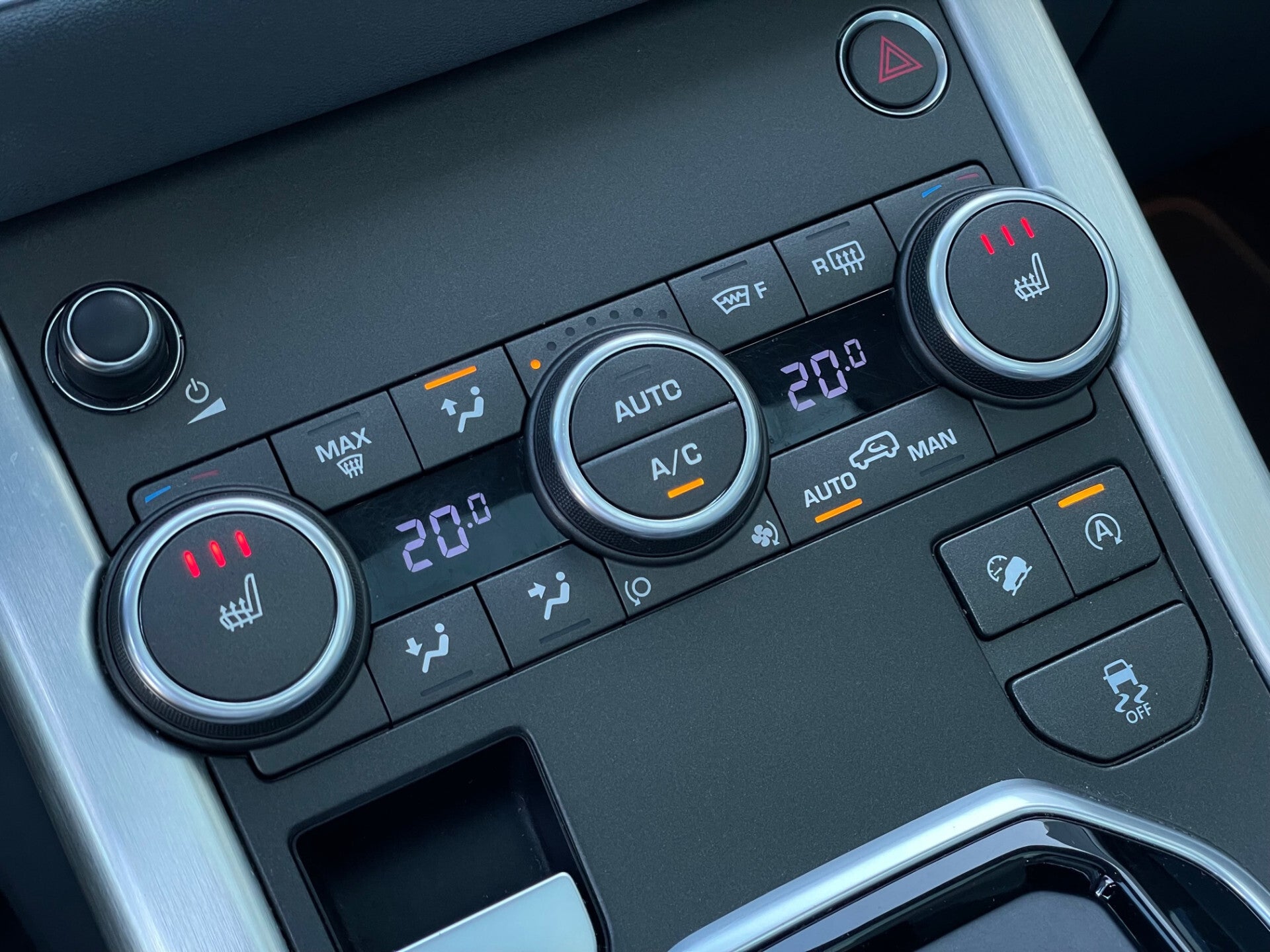 Binnenkant van de lesauto middenconsole. Linkt naar theorie kosten.