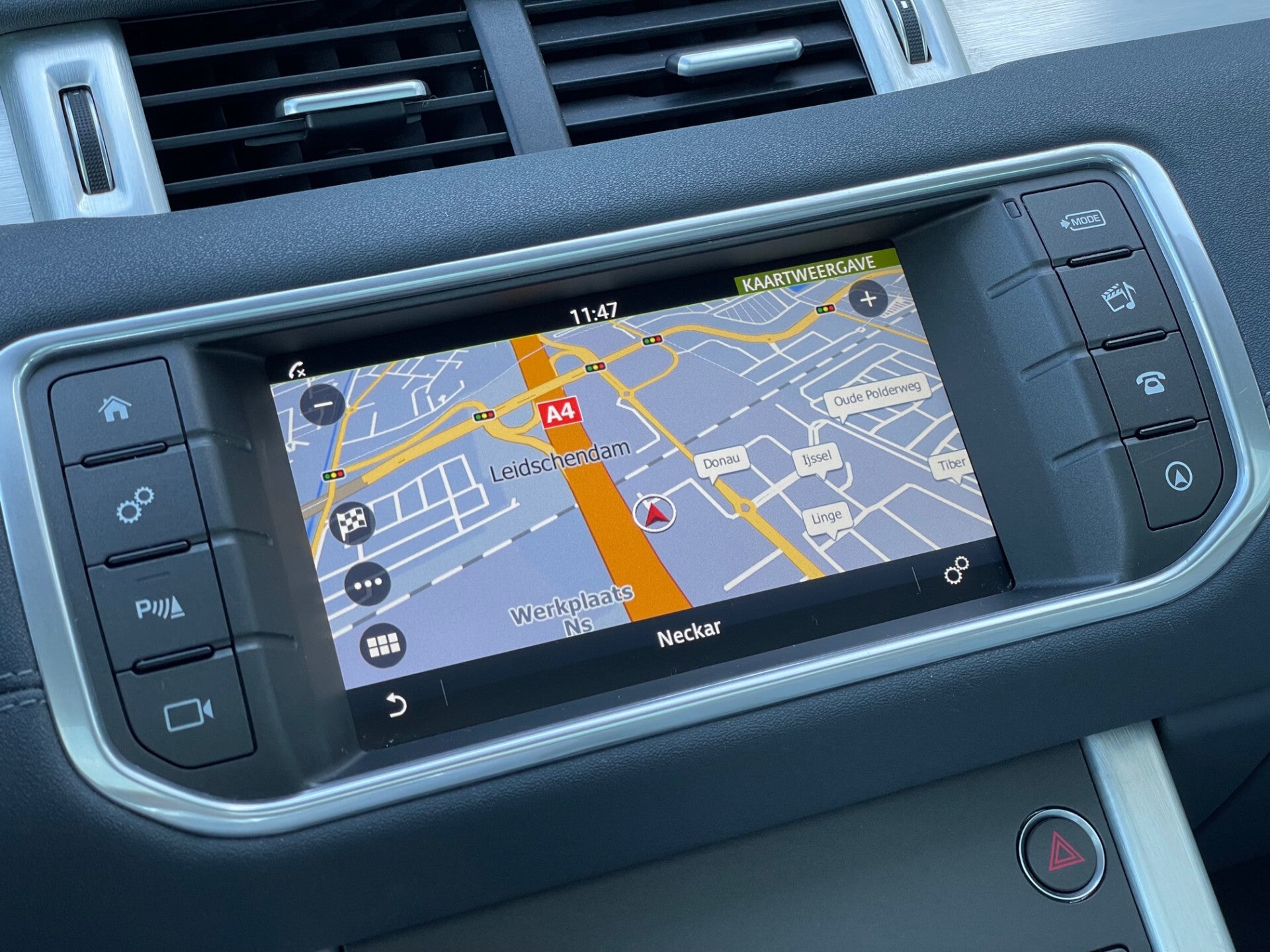 Binnenkant van de lesauto navigatie. linkt naar  rijles pakket kosten