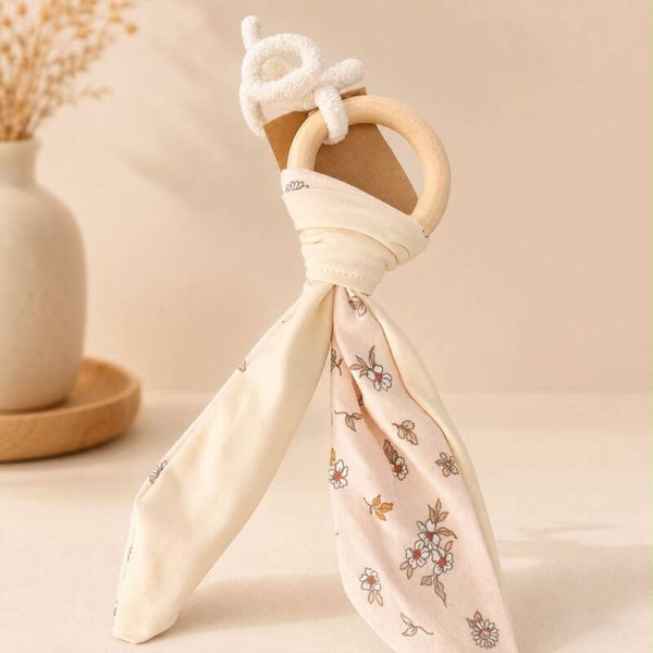 Houten bijtring met knuffeldoekje – Bloemen Beige