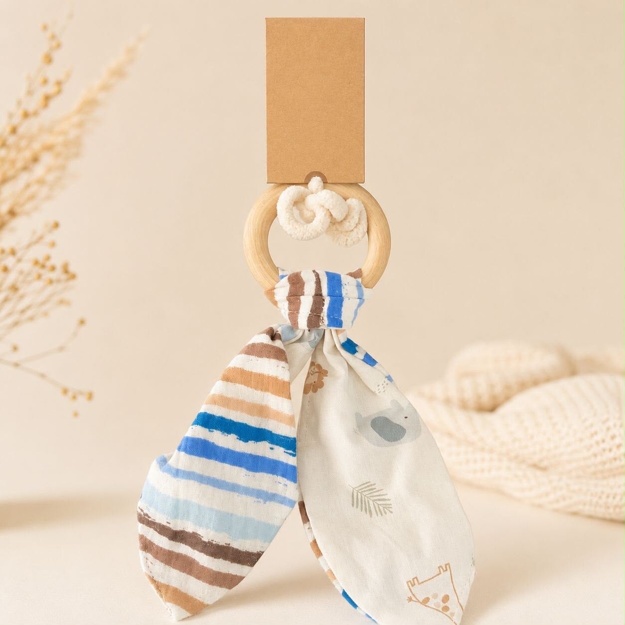 Houten bijtring met knuffeldoekje – Dieren & Strepen Blauw