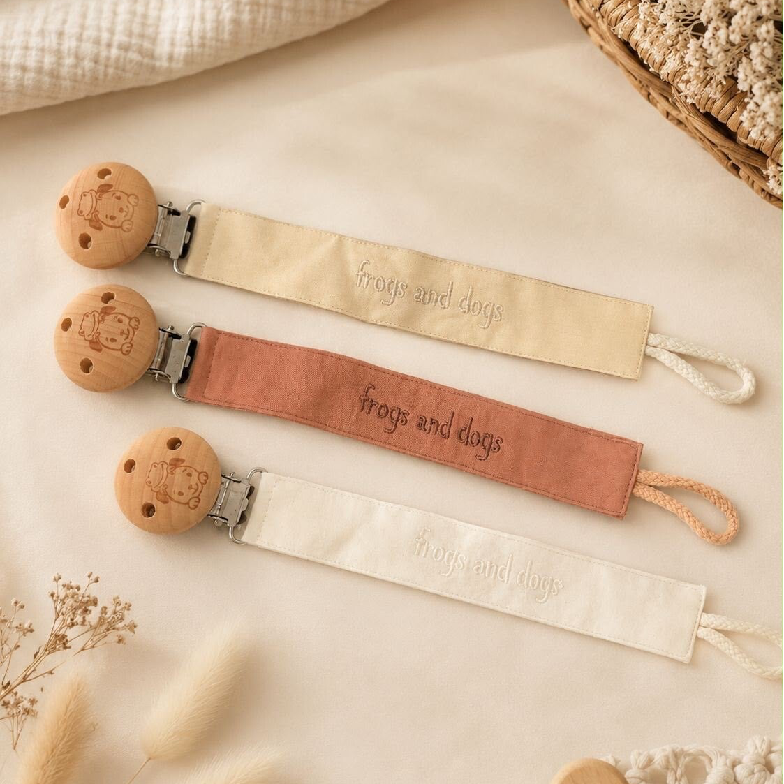 Speenkoord met houten clip – Frogs and Dogs
