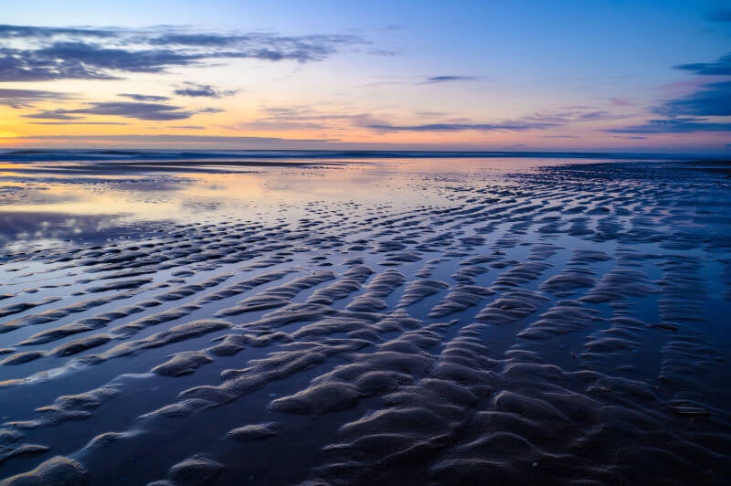 Mooie pastelkleuren en structuren van het water op de Tweede Maasvlakte 