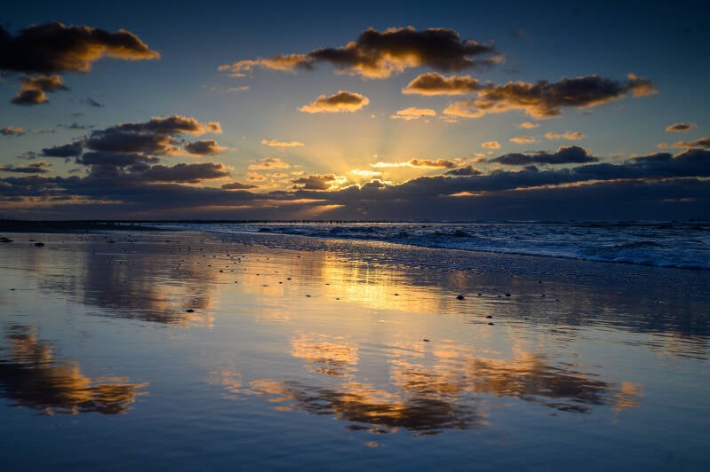 Mooie reflectie tijdens laag water op strand Noordwijk aan zee