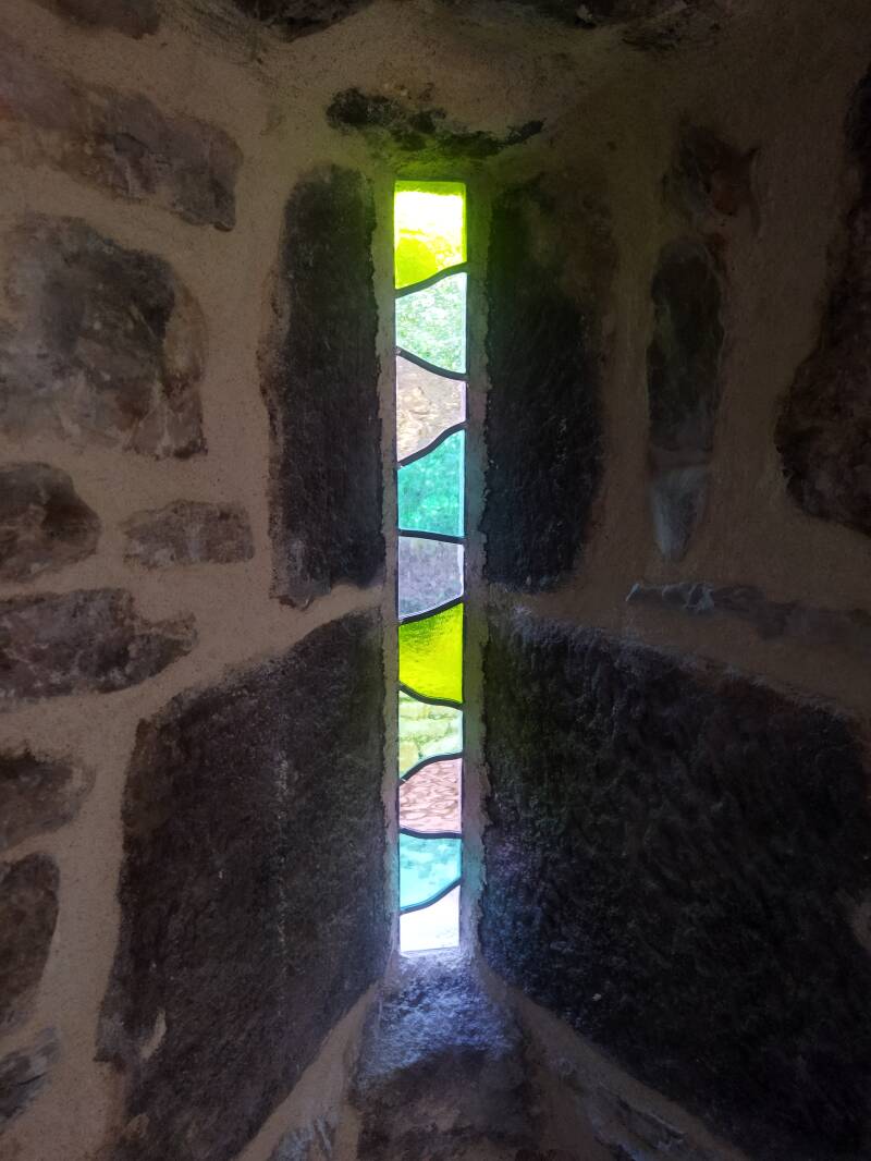 vitrail dans la pierre