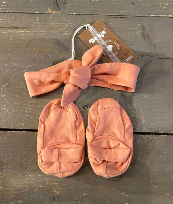 Dirkje haarband + sokjes zalm