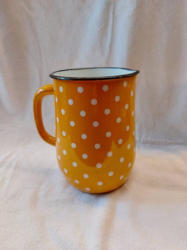 Emaille waterkan mosterd geel met witte stippen