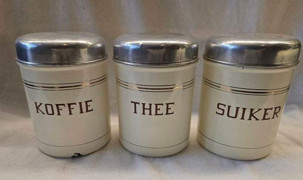 Oude emaille bussenset crème met rode letters