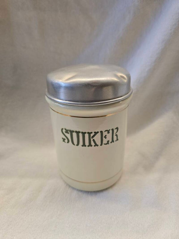 Oude emaille suikerbus crème met rode kruis letters