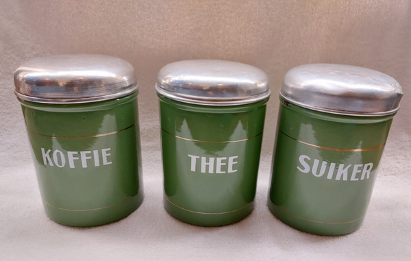 Oude bussenset lichtgroen met drie gouden biesjes.