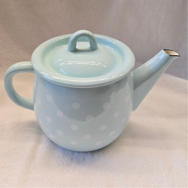 Emaille theepot lichtblauw met witte stippen.