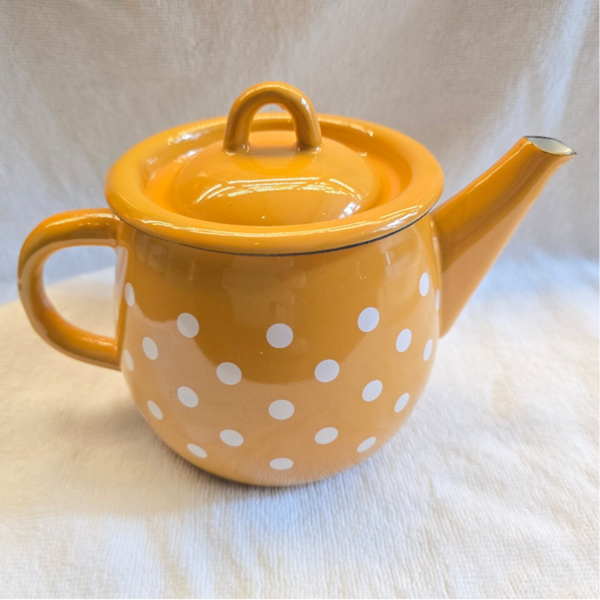 Emaille theepotje mosterd geel met witte stippen