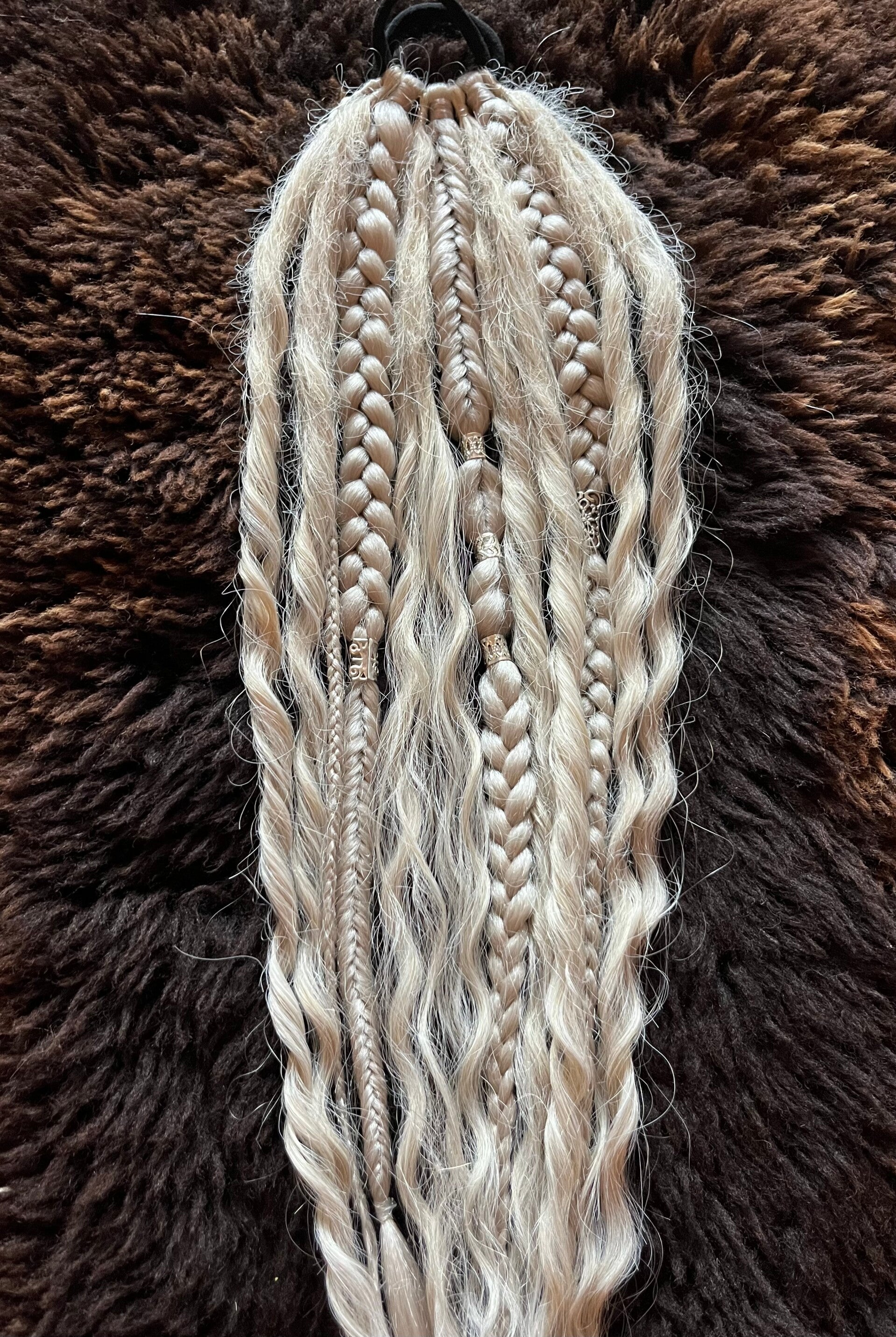 Ponytail weavy blonde