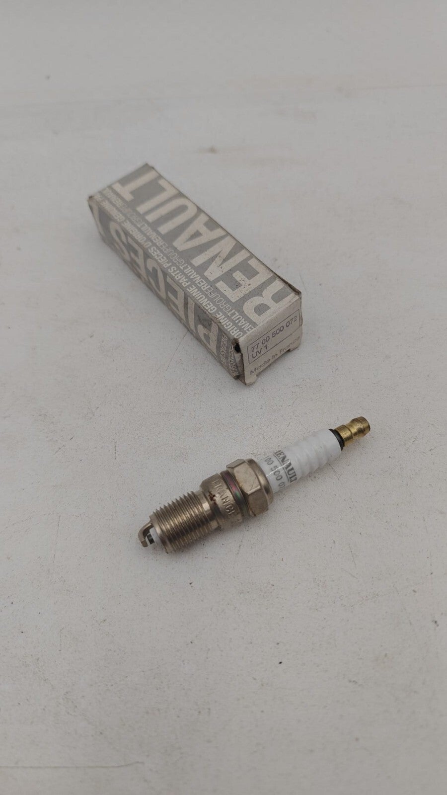 1 bougie d'allumage RENAULT Alpine A310 / R5 R21 R25 R30 - OEM: 7700500072