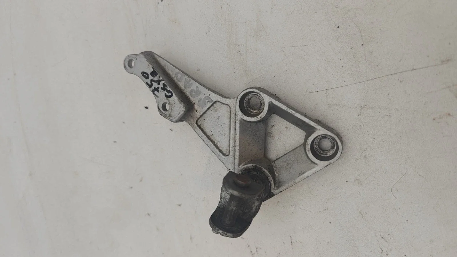 platine support repose pied avant droite 750 GSX-R srad