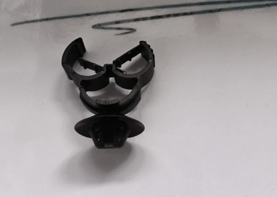 Partager CLIP RENAULT OE : 7703079369 Clio 2 et 3 Twingo