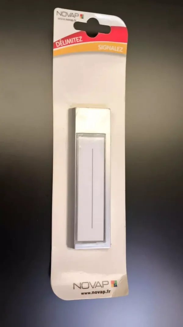 porte nom de porte gris. support en résine de synthèse dimension 120x35 mm. pose facile par vis ou adhésif .