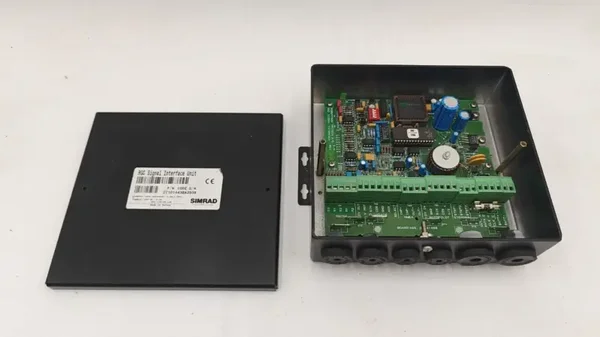 RGB signal interface unit simrad pour pièces