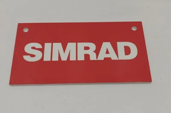 Plaque publicitaire Simrad en plastique 110x220mm