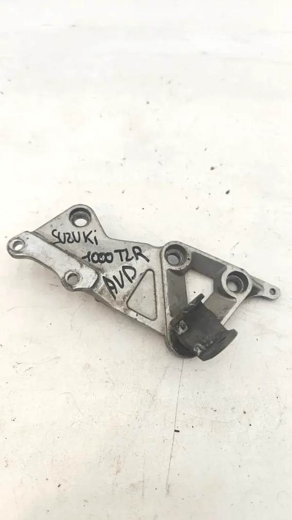 Platine repose pied avant droit Suzuki 1000 TLR