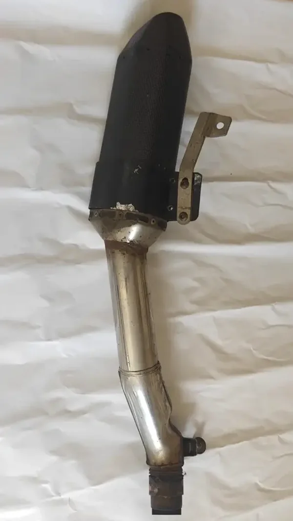 Silencieux d'échappement moto abimé