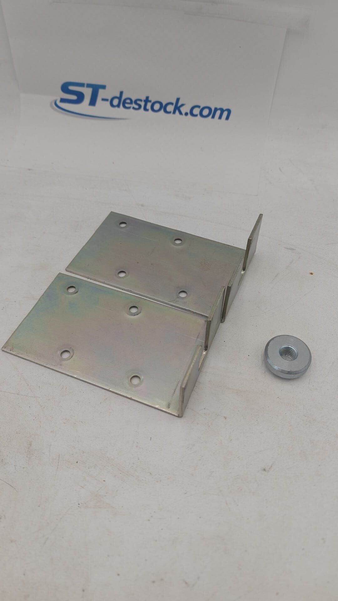 Chape réglable pour panneaux de 50 à 65 mm d’épaisseur. Capacité : 150 kg.