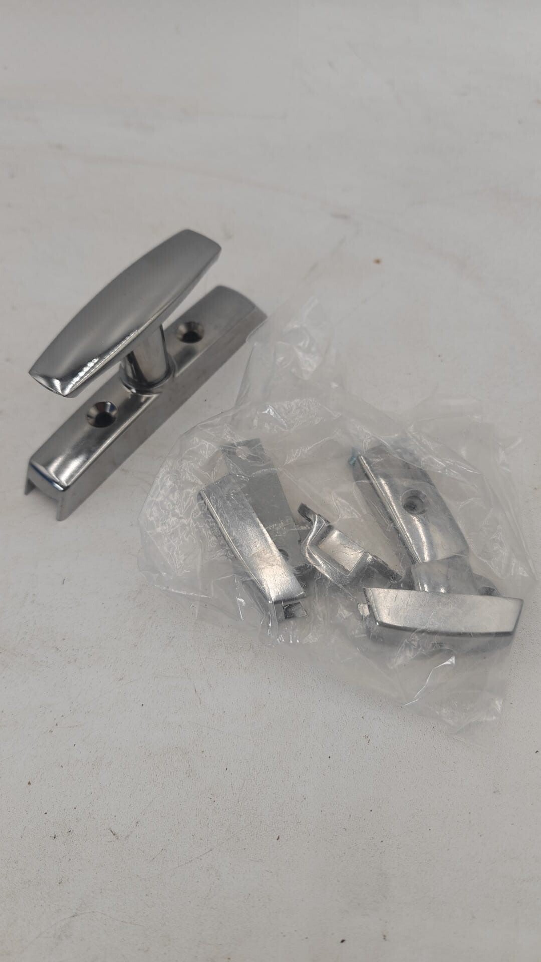 Poignée de fermeture entraxe 50mm