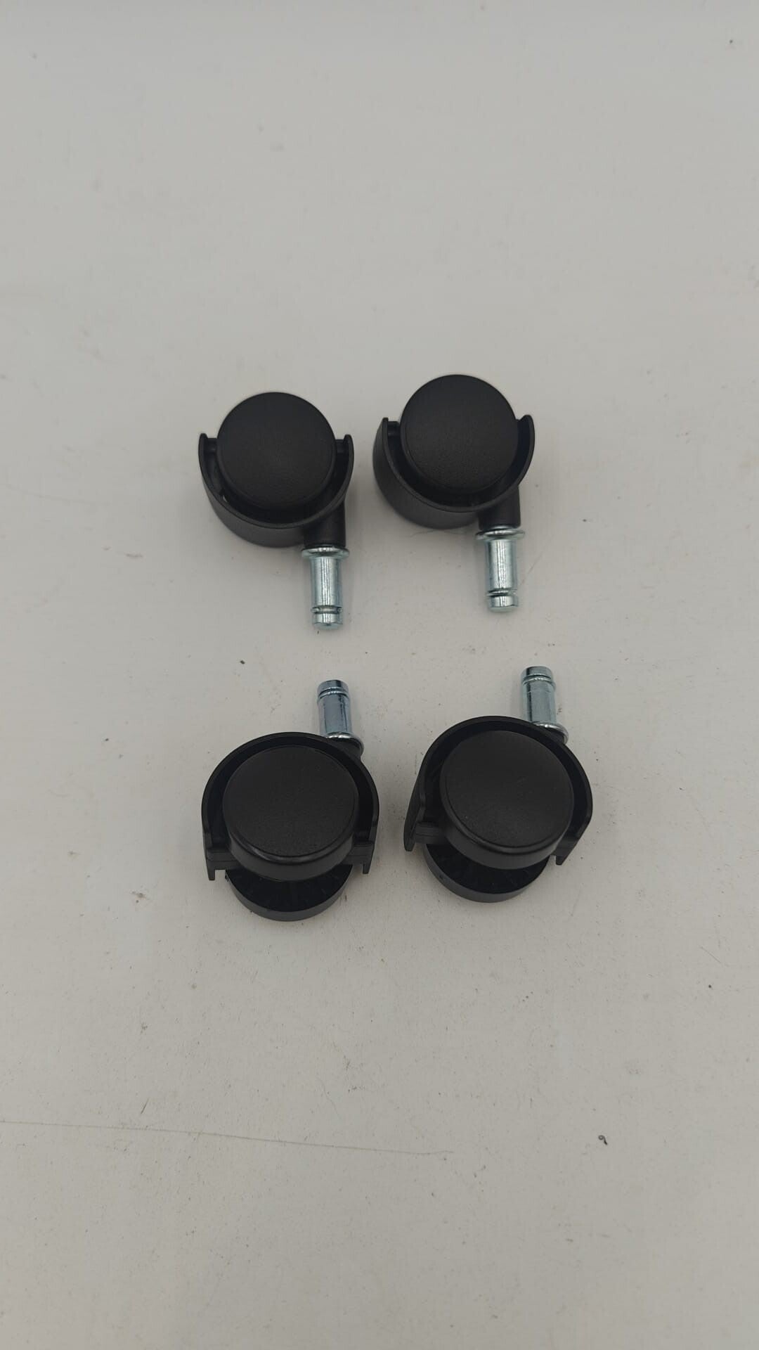 Lot de 4 roulettes de meubles tige diamètre 8mm longueur 18mm