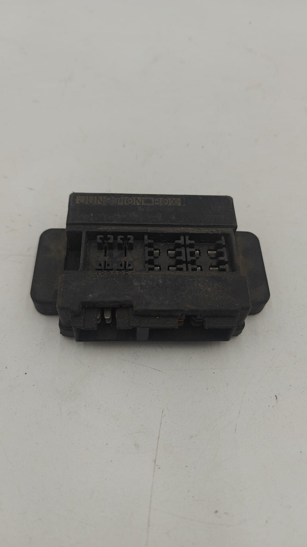UN BOITIER PORTE SUPPORT DE FUSIBLE KAWASAKI