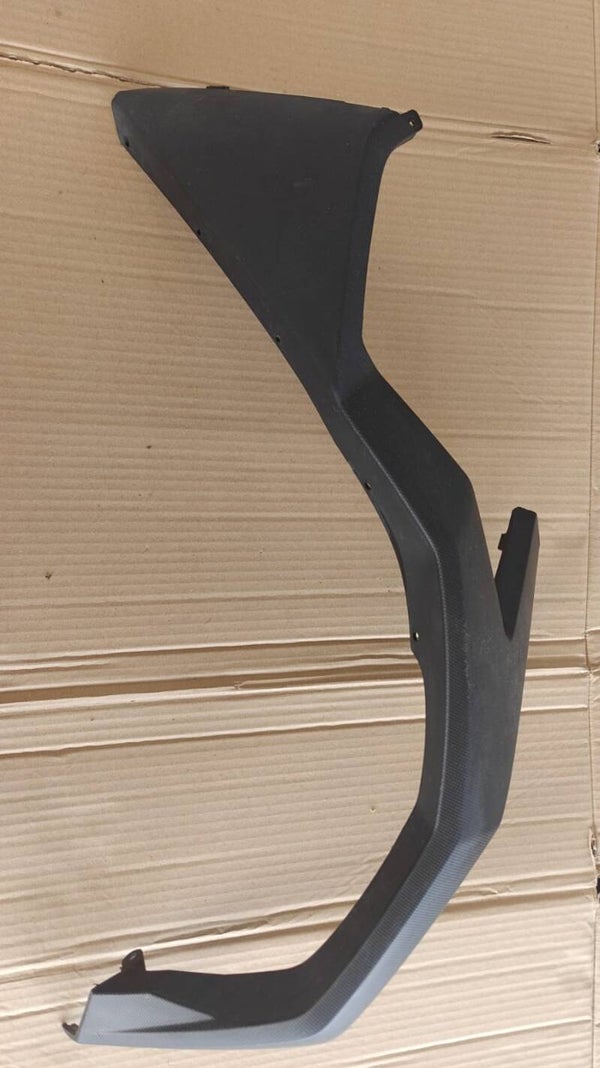 Cache latéral droit origine pour scooter Kymco 550 CV3 2022 à 2024 64305-AGJ5