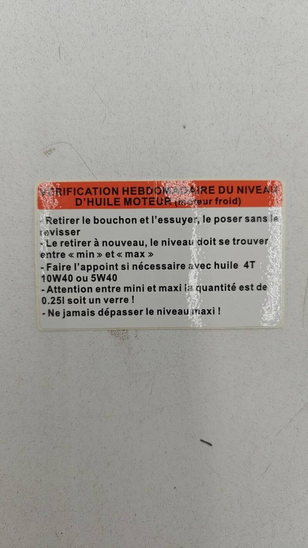 Etiquette " vérification hebdomadaire du niveau d'huile moteur" KYMCO