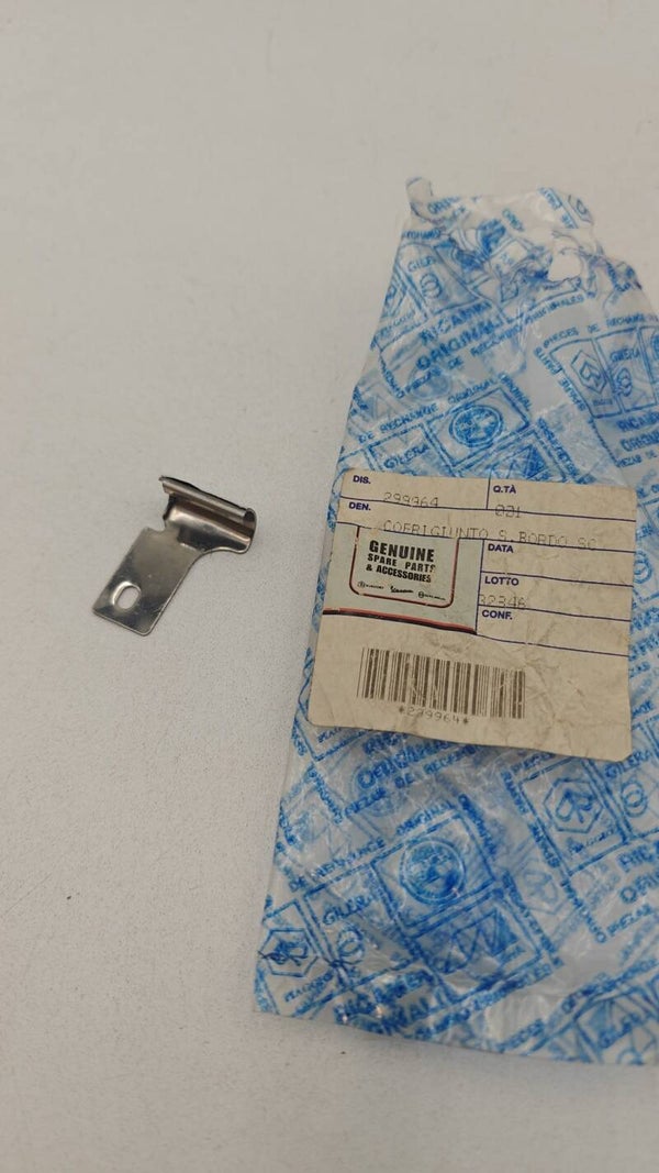 Clip gauche d'origine Piaggio Vespa 299964 pour boite à gants pare jambe ET LX LXV S