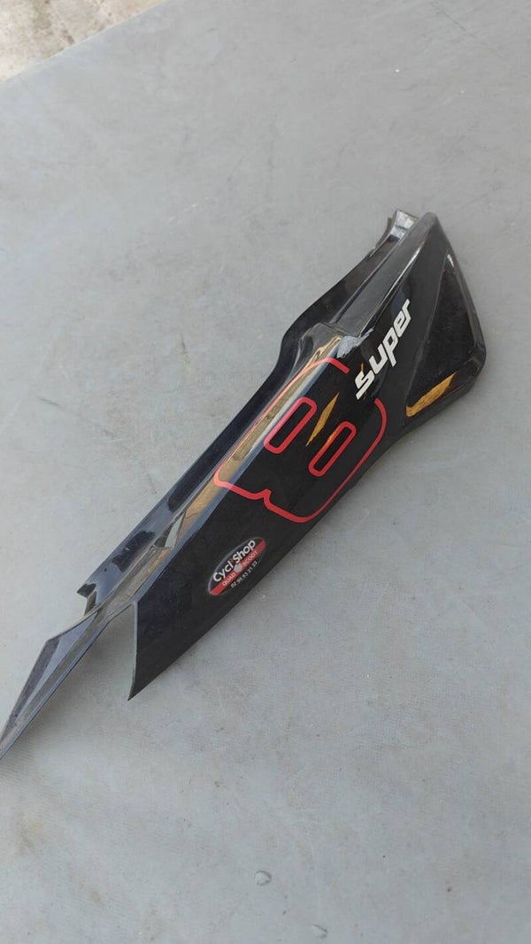 KYMCO 50 SUPER 8 CACHE FLANC DE SELLE COQUE CARENAGE ARRIERE - 83500-LEJ2-E000