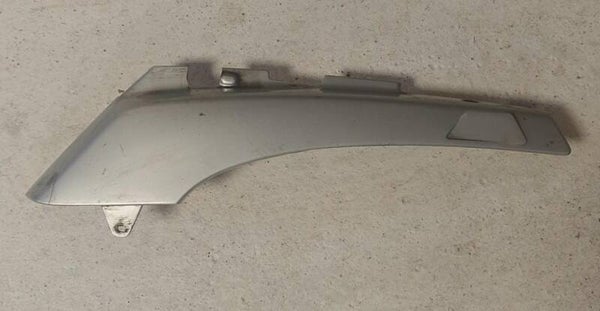 Cache latéral gauche origine pour Peugeot 1172793100 / 1172659000 abimé